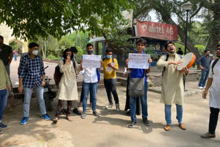 مسلمانوں پر ظلم و تشدد اور جے این یو میں غنڈہ گردی کے خلاف جامعہ ملیہ میں مظاہرہ