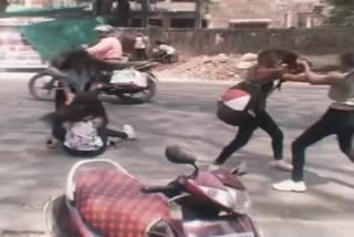 Two groups clash in Nagpur, women fighting in film style