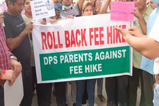 Parents demonstrated at gate of DPS against arbitrary fee hike demanding withdrawal of fee hike