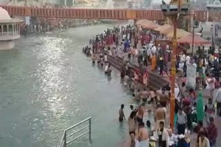 Huge crowd of devotees on Haridwar Ghat on Baisakhi