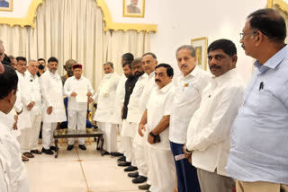 Pressure mounts on K'taka Min Eshwarappa for resignation; Congress leaders meet Guv