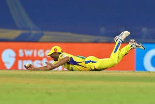 Flying Ambati Rayudu  IPL 2022  Ambati rayudu  chennai super kings  royal challengers bangalore  चैंपियन चेन्नई सुपर किंग्स  आईपीएल 2022  डीवाई पाटिल स्टेडियम  रॉयल चैलेंजर्स बैंगलोर  अंबाती रायडू  अंबाती रायडू का कैच
