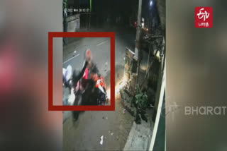 cctv footage of two wheeler accident  kuthalam two wheeler accident  two wheeler accident  two wheeler accident near mayiladuthurai  accident near mayiladuthurai  cctv footage of accident near mayiladuthurai  KTM பைக்  இருசக்கர வாகன விபத்து  குத்தாலம் அருகே இருசக்கர வாகன விபத்து  சாலை விபத்து சிசிடிவி காட்சிகள்