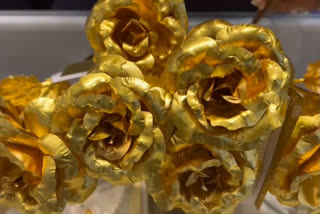 gold bouquet for Ranbir Alia  Jeweler sends gold flowers for Ranbir Alia  Ranbir Alia wedding updates  ണ്‍ബീര്‍ ആലിയ ദമ്പതികള്‍ക്ക് 125 സ്വര്‍ണപ്പൂക്കള്‍  ബോളിവിഡ് താര വിവാഹം  ദീപക് ചോപ്സ്കി