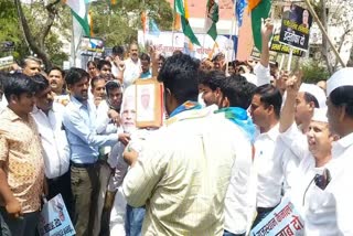 NSUI worker burns effigy of Jal Shakti Minister