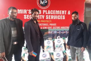 Food Kits Distributed in Handwara: ہندوارہ میں غریبوں اور حاجتمندوں میں فوڈ کٹس تقسیم