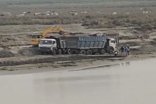 Soil Smuggling in River bank in Ratua