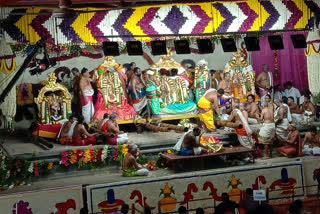 madurai meenakshi sundareswarar Thirukalyanam was attended by thousands of devotees in maduraiமதுரையின் அரசி மீனாட்சி சுந்தரேஸ்வரர் திருக்கல்யாணம்.. மணமக்களுக்கு மொய் செய்த பக்தர்கள்.. மீனாட்சி - சுந்தரேஸ்வரர் திருக்கல்யாணம்