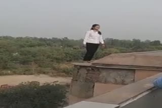 girl-jumped-from-akshardham-metro-station-admitted-to-hospital