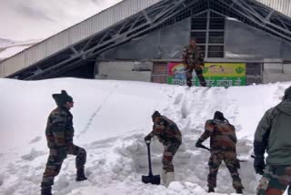 Army leaves to clear snow from Hemkund Sahib