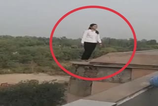 Girl jumped from akshardham metro station