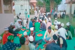 communal harmony in dalwana  gujarat muslims break ramadan fast at hindu temple  muslims ramadan fast hindu temple  റമദാന്‍ നോമ്പുതുറ ഹിന്ദു ക്ഷേത്രം  ഗുജറാത്ത് ഹിന്ദു ക്ഷേത്രം മുസ്‌ലിമുകള്‍ നോമ്പുതുറ  ദൽവാന ക്ഷേത്രം നോമ്പുതുറ  വീർ മഹാരാജ് ക്ഷേത്രം നോമ്പുതുറ