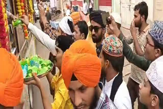 Muslim society gave water and juice to rally of Sikh society