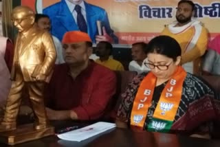 Smriti Irani reached Kashi