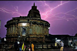 Lighting in Sringeri temple in Chikkamagaluru, Sringeri Sharadamba temple news, Sringeri lighting news, ಚಿಕ್ಕಮಗಳೂರಿನ ಶೃಂಗೇರಿ ದೇವಸ್ಥಾನದಲ್ಲಿ ಗುಡುಗು ಮಿಂಚಿನ ಆರ್ಭಟ, ಶೃಂಗೇರಿ ಶಾರದಾಂಬಾ ದೇವಸ್ಥಾನದ ಸುದ್ದಿ, ಶೃಂಗೇರಿ ಸಿಡಿಲು ಸುದ್ದಿ,