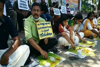 rank holders protest  panchayat librarian rank holders  കണിയൊരുക്കി പ്രതിഷേധം  സെക്രട്ടേറിയറ്റിനു മുന്നിൽ സമരം  ലൈബ്രേറിയൻ ഗ്രേഡ് 4