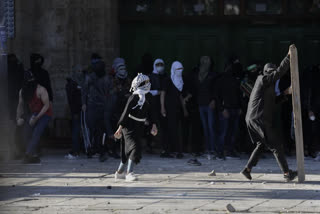 Clashes erupt at Jerusalem holy site 117 Palestinians hurt  Holy Land  Jerusalem  Ramadan  Al Aqsa mosque  Palestine  Clashes erupt at Jerusalem Al Aqsa mosque  Clashes erupt at Jerusalem Al Aqsa mosque 117 Palestinians injured  Clash between Israeli security force and Palestinians  ജറുസലേം അൽ അഖ്‌സ മസ്‌ജിദിൽ സംഘർഷം  117 പലസ്‌തീനികൾക്ക് പരിക്ക്  ഇസ്രായേൽ സുരക്ഷാ സേന പലസ്‌തീനി സംഘർഷം  അൽ അഖ്‌സ മസ്‌ജിദ് കല്ലേറ്