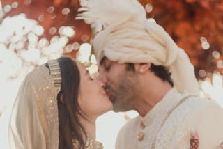 ranbir alia wedding,ranbir kapoor alia bhatt wedding pictures,ranbir kapoor lifts alia after wedding,ranbir alia wedding inside pics,ranbir and alia,ರಣಬೀರ್ ಕಪೂರ್ ಮತ್ತು ಆಲಿಯಾ ಭಟ್ ವಿವಾಹ,ಬಾಲಿವುಡ್​ ತಾರೆಯರ ವಿವಾಹ,ಬಾಂದ್ರಾ ನಿವಾಸದಲ್ಲಿ ಸಪ್ತಪದಿ ತುಳಿದ ತಾರಾ ಜೋಡಿ,ಮದುವೆ ಫೋಟೋ ಹಂಚಿಕೊಂಡ ಆಲಿಯಾ ಭಟ್​,ವಿವಾಹದ ಫೋಟೋ ಹಂಚಿಕೊಂಡ ರಣಬೀರ್ ಕಪೂರ್,ರಣಬೀರ್ ಕಪೂರ್ ಮತ್ತು ಆಲಿಯಾ ಭಟ್ ಮದುವೆ ಫೋಟೋಗಳು