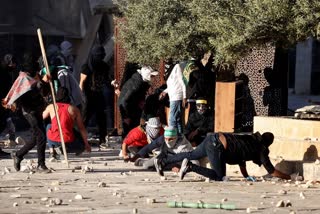 palestinians-clash-with-israeli-police-at-jerusalem-holy-site