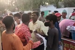 Gwalior municipality employees beats hand cartman