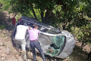 Tourists car fell into ditch in Nainital