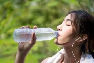 drinking chilled water in summer can negatively affect  drinking chilled water  ചൂടുകാലത്തെ തണുത്തവെള്ളം കുടി  തണുത്തവെള്ളവും ശീരിരത്തിന്‍റെ പ്രശ്നങ്ങളും  തണുത്ത വെള്ളം കുടിക്കുന്നത് ശരീരത്തെ ബാധിക്കുമോ  തണുത്ത വെള്ളവും ശാരീരിക പ്രശ്നങ്ങളും