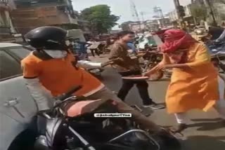 jabalpur Woman beats man roadside