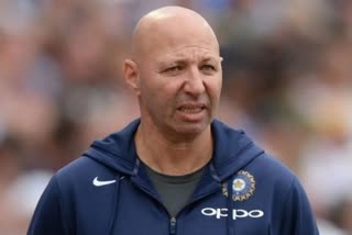 Delhi Capitals Physio Patrick Farhart Tests Positive for Covid  Patrick Farhart Tests Positive for Covid  covid in delhi capitals camp  IPL 2022  ഡൽഹി ക്യാമ്പിൽ കൊവിഡ്  ഇന്ത്യൻ പ്രീമിയർ ലീഗിന്‍റെ 15-ാം സീസണ് ഭീഷണിയായി കൊവിഡ്  ഡൽഹി ക്യാപ്പിറ്റൽസിന്‍റെ ടീം ഫിസിയോ പാട്രിക് ഫർഹാർടിന് കൊവിഡ്  ഐപിഎല്ലിൽ കൊവിഡ്