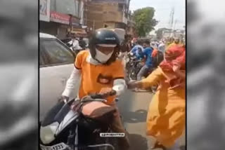 jabalpur Woman beats man roadside  jabalpur woman fight video viral  girl beats jabalpur biker  A woman bashes up a man for hitting her bike  woman slapped a biker with sandals in the middle of the road  നടുറോഡിൽ ബൈക്ക് യാത്രികനെ ചെരുപ്പൂരി മർദിച്ച് യുവതി  ജബൽപൂർ ബൈക്ക് യാത്രികനെ തല്ലുന്ന യുവതി  യുവാവിനെ മുഖത്ത് ചെരുപ്പുകൊണ്ട് മർദിച്ച് യുവതി