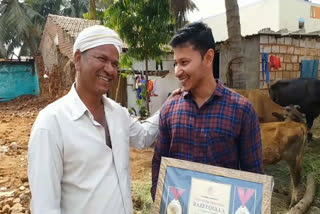 construction worker bags two gold medals  karnataka construction worker gold medal  കെട്ടിട നിര്‍മാണ തൊഴിലാളി സ്വര്‍ണ മെഡല്‍  ദാവംഗരെ യുവാവ് സ്വർണ മെഡല്‍