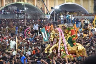 Madurai meenatchi amman Chithirai Festival madurai-chithirai-thiruvizha-kallalagar-vaigai-river-landing-celebrations கள்ளழகர் ஆண்டாள் சூடிக்கொடுத்த மாலையுடன் வெண்பட்டு உடுத்தி வைகை ஆற்றில் எழுந்தருளினார்!