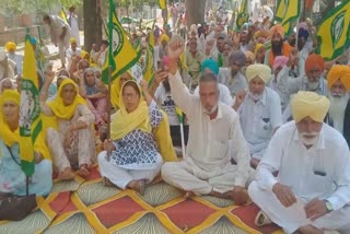 bharatiya kisan union ugrahan protest against central government at bathinda dc office