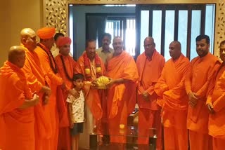 Swamijis visits to KS Eshwarappa house at Shivamogga