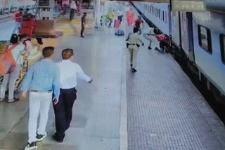 Viral video Female RPF constables save womans life in Tatanagar station