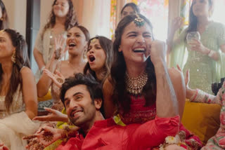 Alia Bhatt Mehendi ceremony,alia bhatt mehendi ceremony pics,alai mehendi pics,alia bhatt ranbir kapoor wedding pics,alia ranbir wedding pics,alia ranbir mehendi pics,ಹಸೆಮಣೆ ಏರಿದ ಬಾಲಿವುಡ್​ ತಾರಾ ಜೋಡಿ,ರಣಬೀರ್ ಕಪೂರ್ ಮತ್ತು ಆಲಿಯಾ ಭಟ್ ಮದುವೆ ಫೋಟೋ,ರಣಬೀರ್ ಕಪೂರ್ ಮತ್ತು ಆಲಿಯಾ ಭಟ್ ಮೆಹಂದಿ ಶಾಸ್ತ್ರ,ಆಲಿಯಾ ಭಟ್​ ವರ್ಣರಂಜಿತ ಲೆಹೆಂಗಾ,ರಣಬೀರ್ ಕಪೂರ್ ಧರಿಸಿದ ಕುರ್ತಾ,ಬಾಲಿವುಡ್​ ಸೆಲೆಬ್ರಿಟಿಗಳ ಮೆಹೆಂದಿ ಸಮಾರಂಭ