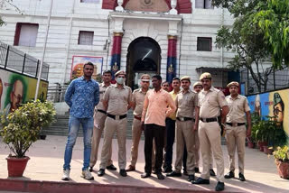 पुलिस की गिरफ्त में आरोपी