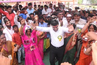 Kalaburagi DC Yeshwanth gurukar dance with villagers