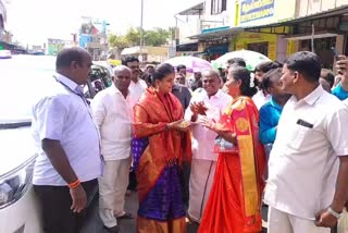 Minister Roja visit tamilnadu  andra minister Roja  തമിഴ്‌നാടിലെ പ്രധാന ക്ഷേത്രങ്ങൾ സന്ദർശിച്ച് മന്ത്രി റോജ  ആന്ധ്രാപ്രദേശിന്‍റെ ടൂറിസം, സാംസ്‌കാരിക വകുപ്പ് മന്ത്രിയായി സിനിമാതാരം റോജ  തമിഴ്‌നാടിലെ ക്ഷേത്രങ്ങൾ സന്ദർശിച്ച് മന്ത്രി റോജ  കാഞ്ചീപുരം ശ്രീ കാമാച്ചി അമ്മൻ ക്ഷേത്രത്തിൽ ദർശനം നടത്തി റോജ