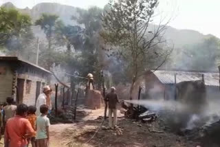 बांका में आग लगने से चार घर जले