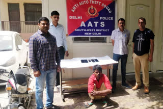 aats arrested snatcher in delhi recovered mobiles and bike