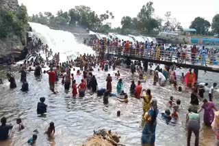 தொடர் கோடை விடுமுறையை கொண்டாட குவியும் சுற்றுலா பயணிகள்