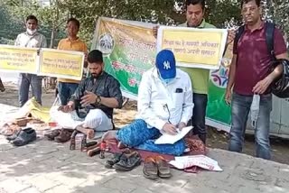 Parents protest against fee hike by polishing shoes in Greater Noida