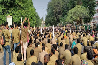 Though there are no reports of any violence  government fulfil 11 charter of demands  Rs 20 lakh compensation for the family of the driver  Bhubaneswar city flooded with three lakh drivers from 30 districts  ದೇವಾಲಯಗಳ ನಗರದ ಭುವನೇಶ್ವರದಲ್ಲಿ ಚಾಲಕರ ಪ್ರವಾಹ  ವಿವಿಧ ಬೇಡಿಕೆ ಈಡೇರಿಸುವಂತೆ ರಸ್ತೆಗಿಳಿದ 3 ಲಕ್ಷ ಚಾಲಕರು  ಒಡಿಶಾದಲ್ಲಿ ಚಾಲಕರಿಂದ ಬೃಹತ್​ ಪ್ರತಿಭಟನೆ