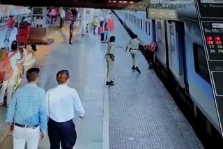 rpf personnel save women from falling under runig train in jamshedpur