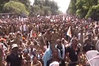 Odisha Driver Union Protest :ଆଲୋଚନା ପାଇଁ ଲୋକସେବା ଭବନରୁ ଆସିଲା ଡାକରା