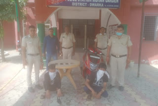 delhi mohan garden police arrested scooty and mobile thief