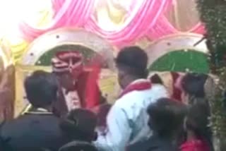 bride slaps the groom at time of jaimal in hamirpur UP