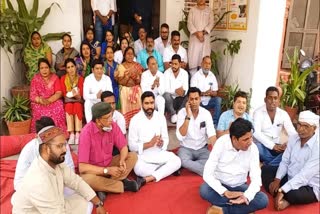 Congress and independent councilors staged a sit in