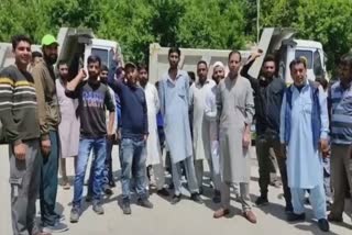 tripper-driver-protest-in-uri-against-administration-jk-administration