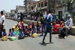 Korba Angry villagers protest due to lack of water